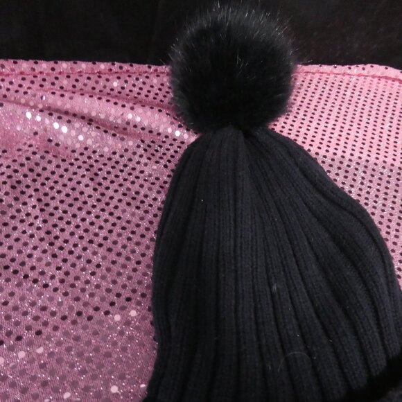 H&M | 4-8 years | Ribbed Navy Winter Hat With Pom Pom *Has a small hole - Picture 6 of 13